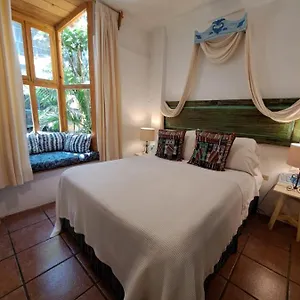 Albergue Yellow House
